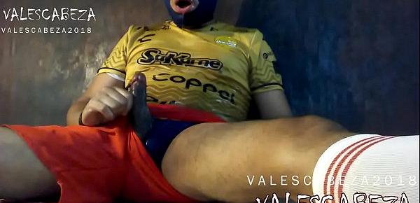  ValesCabeza205 THIRSTY SOCCER PLAYER (ONLY PIG PISS SCENE) escena de futbolista sediento